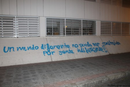Reads: "un mundo diferente no puede ser construido por gente indiferente." English: "A different world cannot be created by indifferent people."