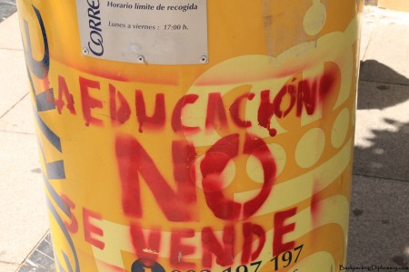 Reads: "La educación no se vende" English: Do not sell the education